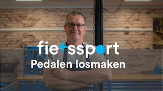 Pedalen losmaken monteren en afstellen [upl. by Nileuqaj]