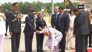 Howdy Modi  PM Modi’s humble gesture at Houston airport wins hearts [upl. by Thaddus]